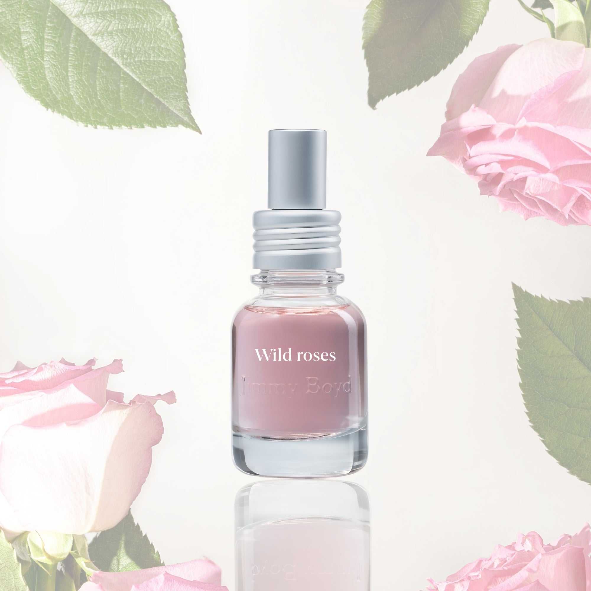 Fragancia bio orgánica Wild Roses con pétalos naturales en envase reciclable