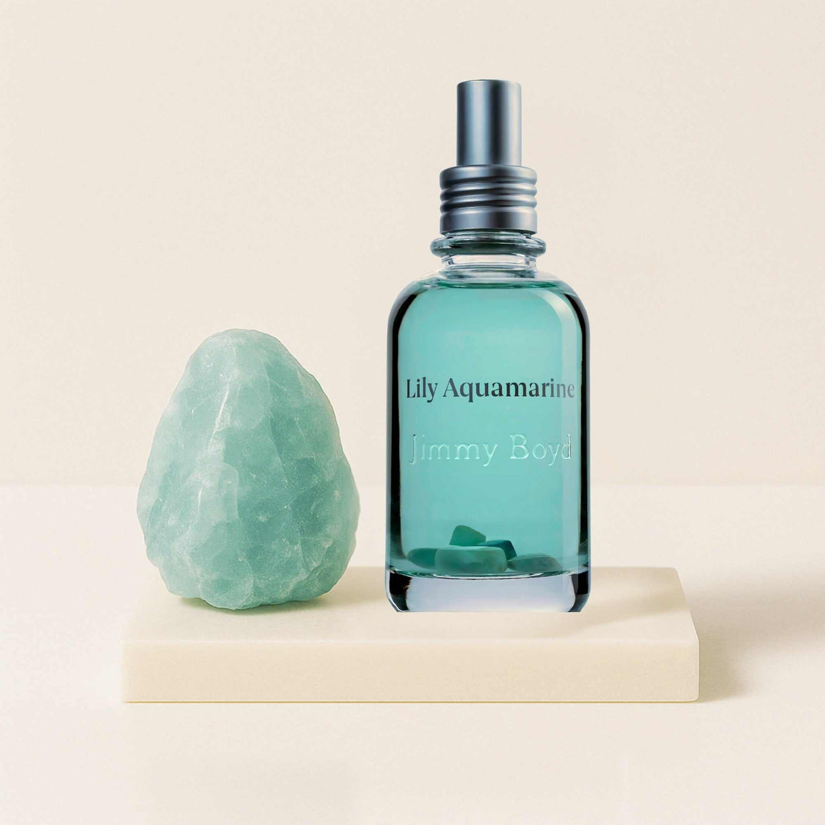 Botella de perfume orgánico Lily Aquamarine 100ml con diseño elegante